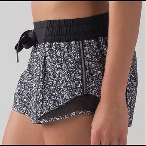 Lululemon Hotty Hot Daisy Dust 2.5 Short (size 4)